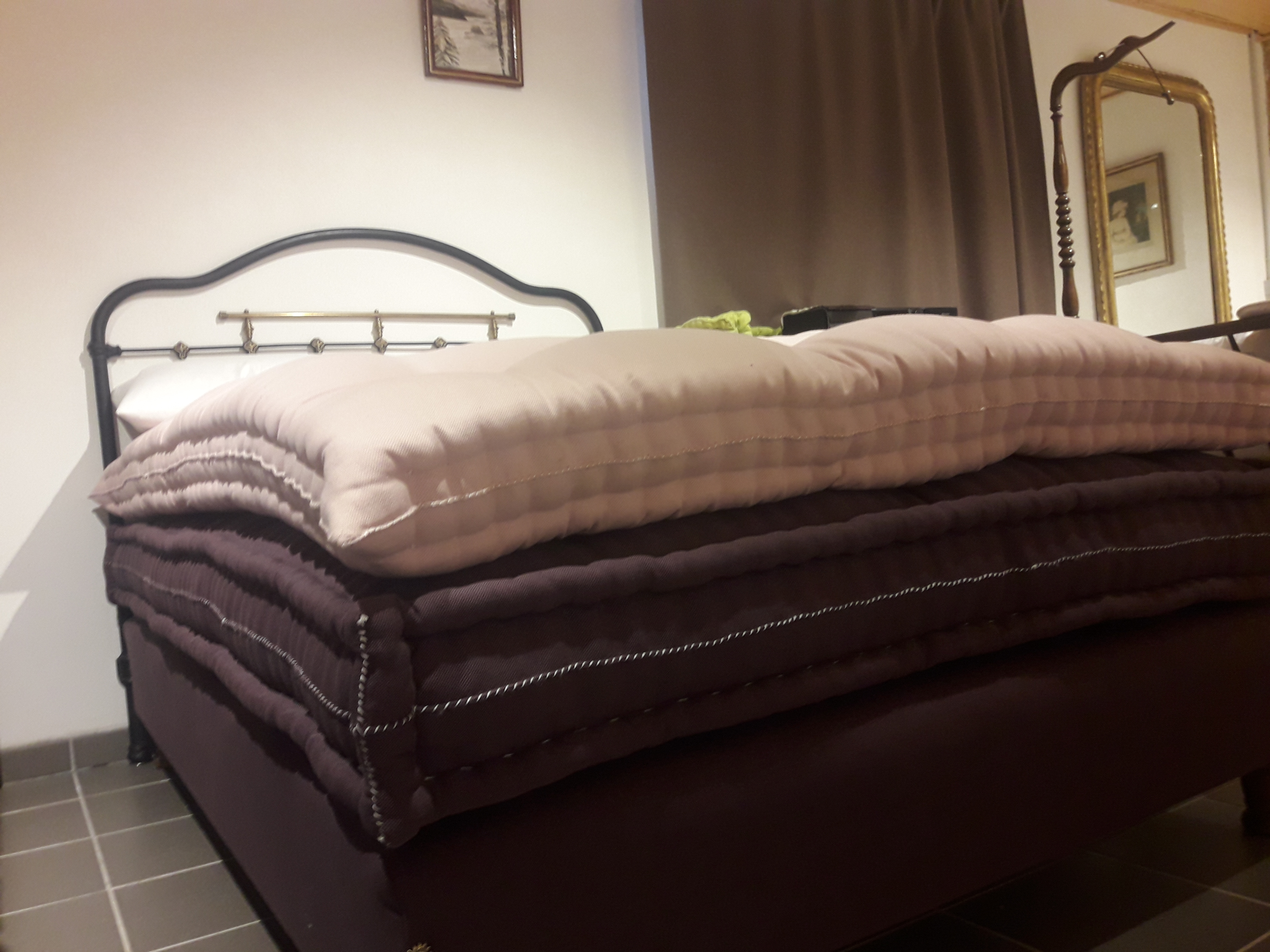 sur matelas en laine et crin de cheval bio avec piqûre anglaise sur matelas en laine et crin de cheval