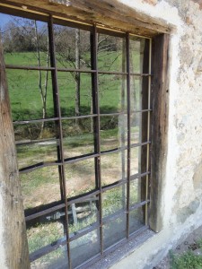 restauration à l'ancienne de la fenêtre du lavage